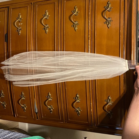 Off white blusher/ vail. Used for my wedding 11/29/22.Only used for 20 minutes. - Picture 1 of 1